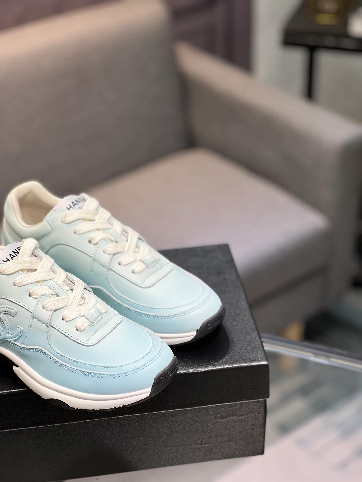 Men's men's shoes 💰660 Exclusive real shot (top version) CHANEL Chanel 2025ss color matching thick-soled casual sports shoes and sneakers. The counter is synchronized. The counter is very popular. A shoe that is very difficult to buy. The most popular thick-soled panda shoes on the Internet. It can be imagined that Xiaoxiang control can't miss it. It has both good looks and comfort. Simple and versatile white shoes. The thick sole increases the height and is super versatile. Close your eyes and wear it. Whoever wears it will look better. Upper: calfskin Lining: imported sheepskin lining Outsole: TPU original outsole Size: 35-44 (customized for women 41 and 40, and 45 for men)